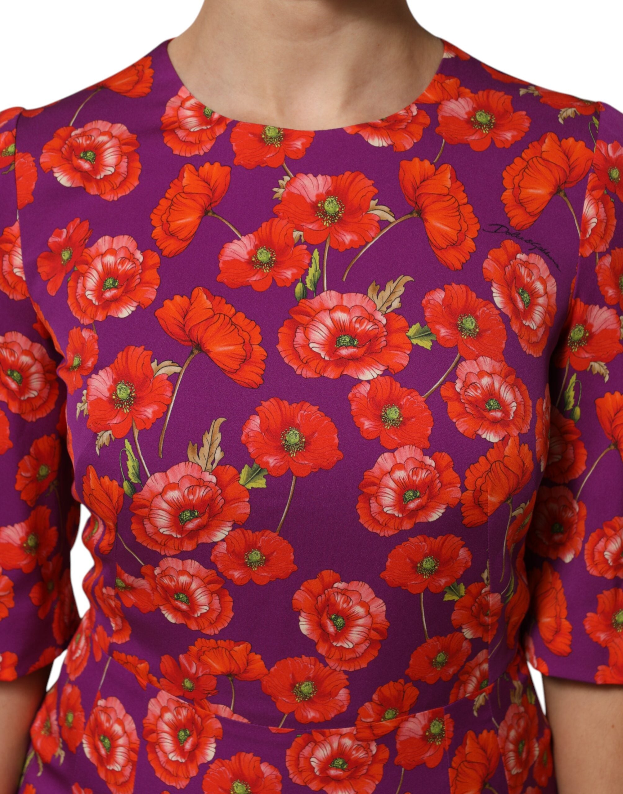Lila sidenklänning med blommönster och manschett