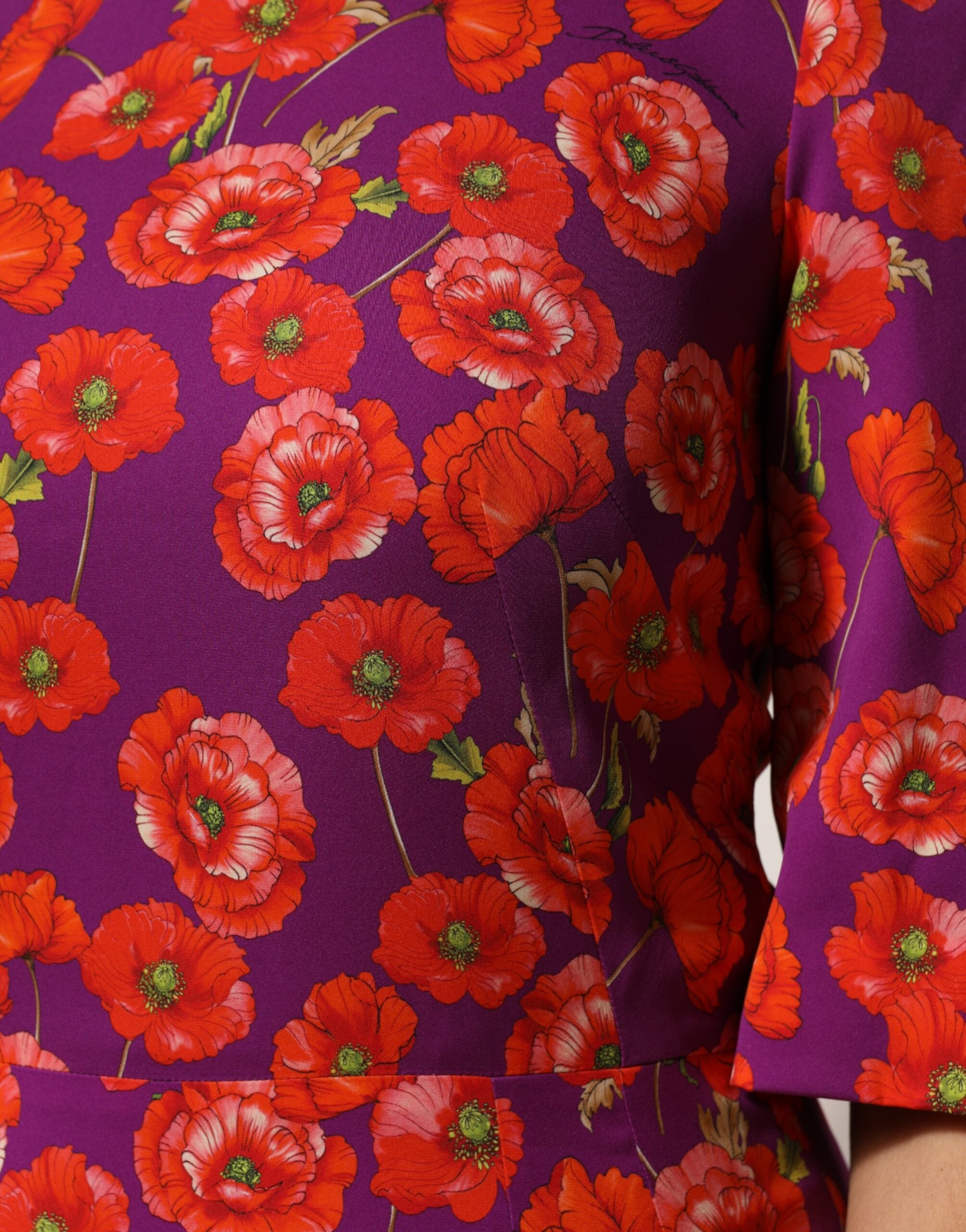 Lila sidenklänning med blommönster och manschett