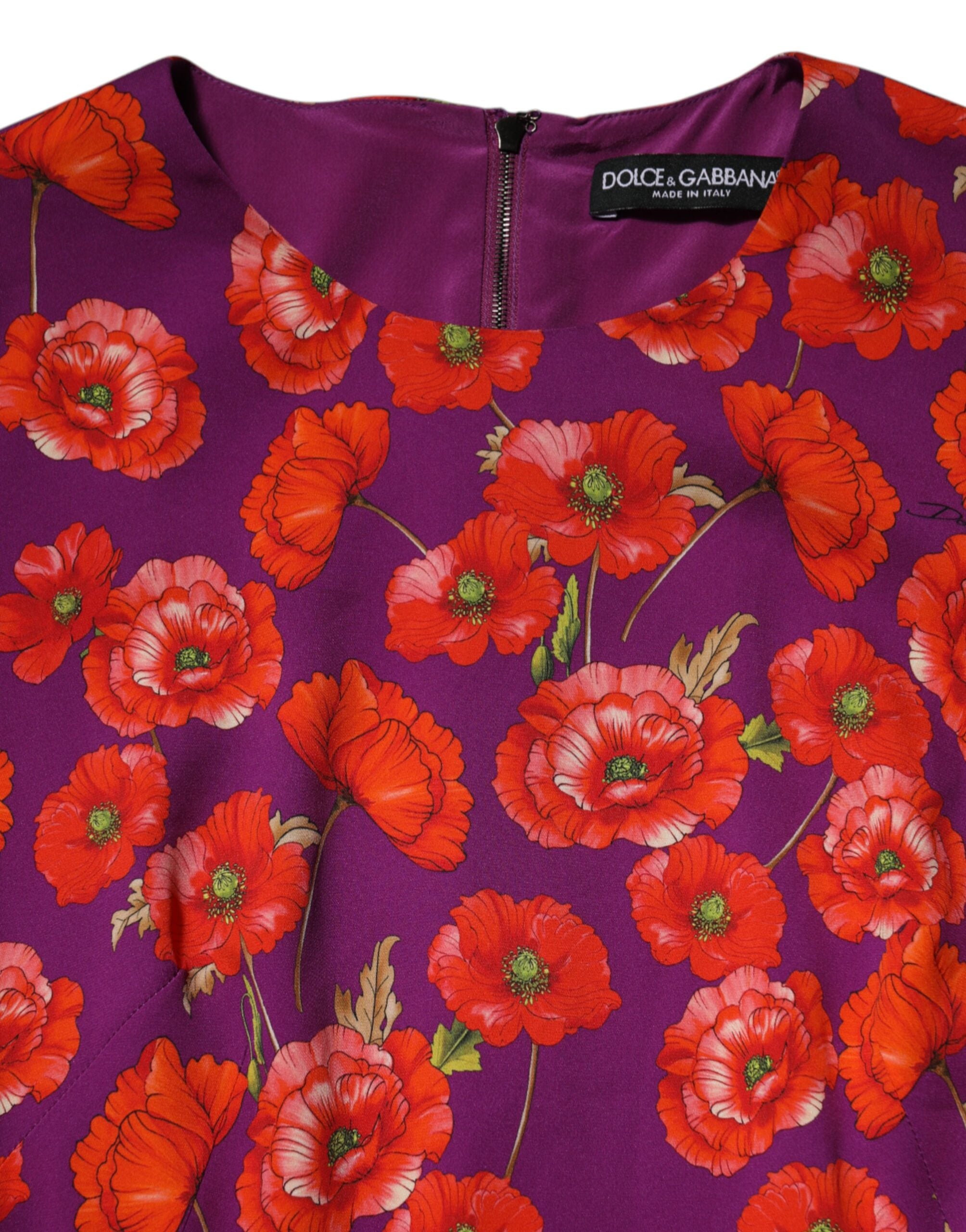 Lila sidenklänning med blommönster och manschett