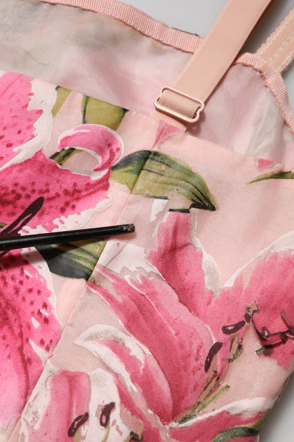 Rosa blommig liljemönstrad ärmlös midiklänning