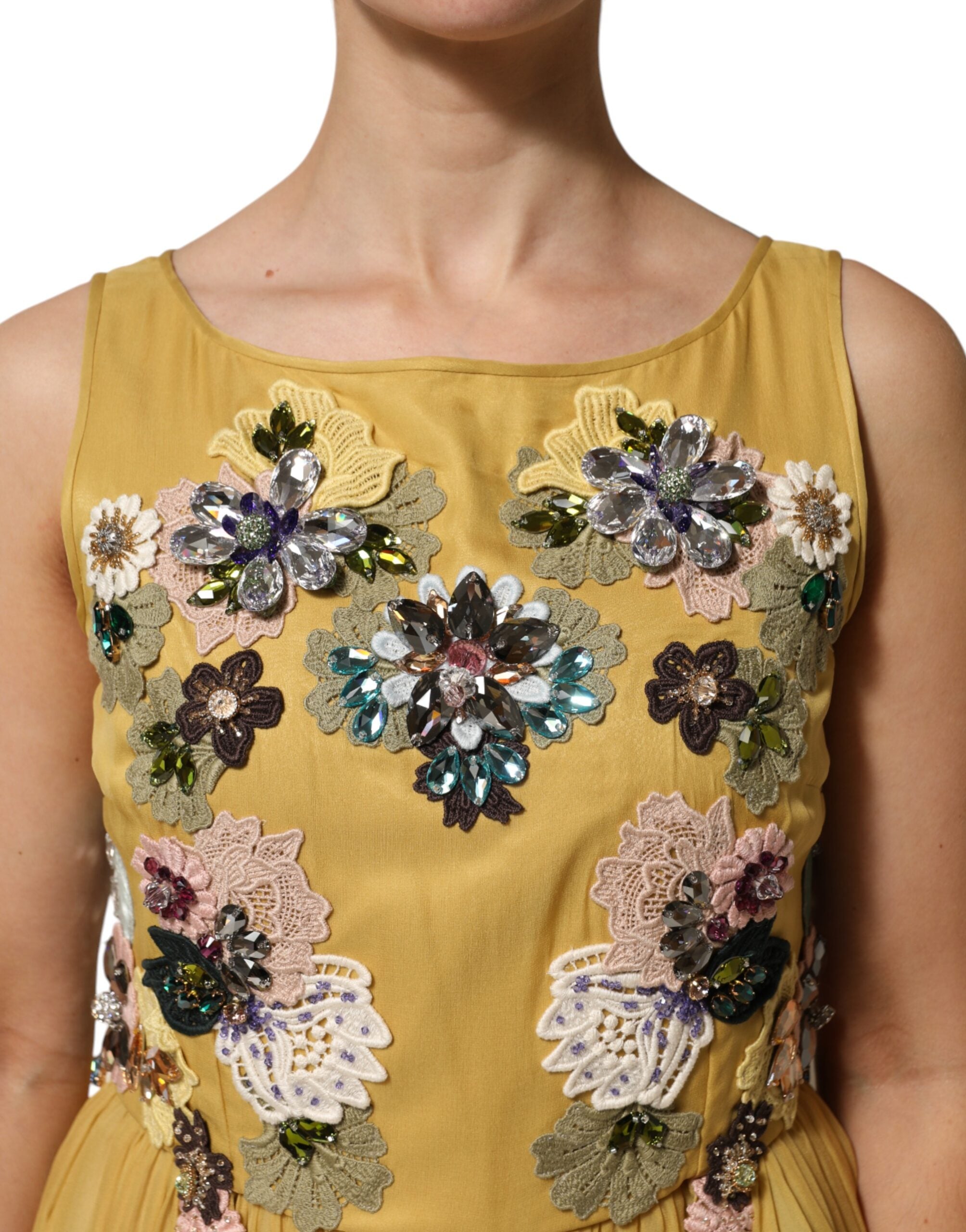 Gul maxiklänning med broderad blommig siden