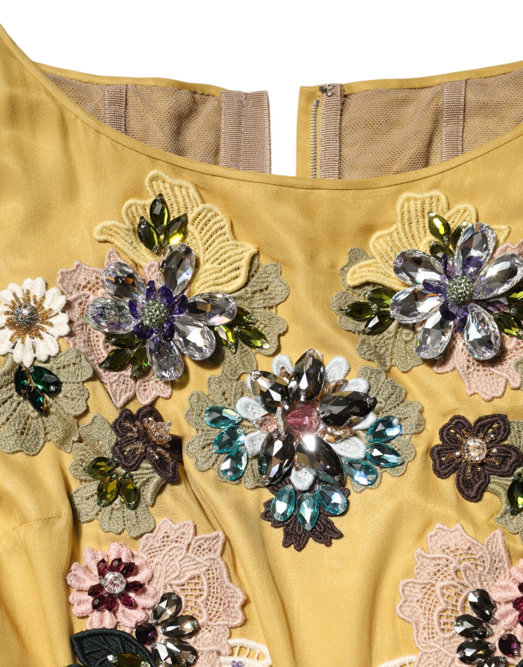 Gul maxiklänning med broderad blommig siden