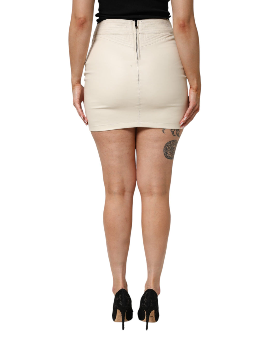 Beige quiltad minikjol med hög midja i konstläder