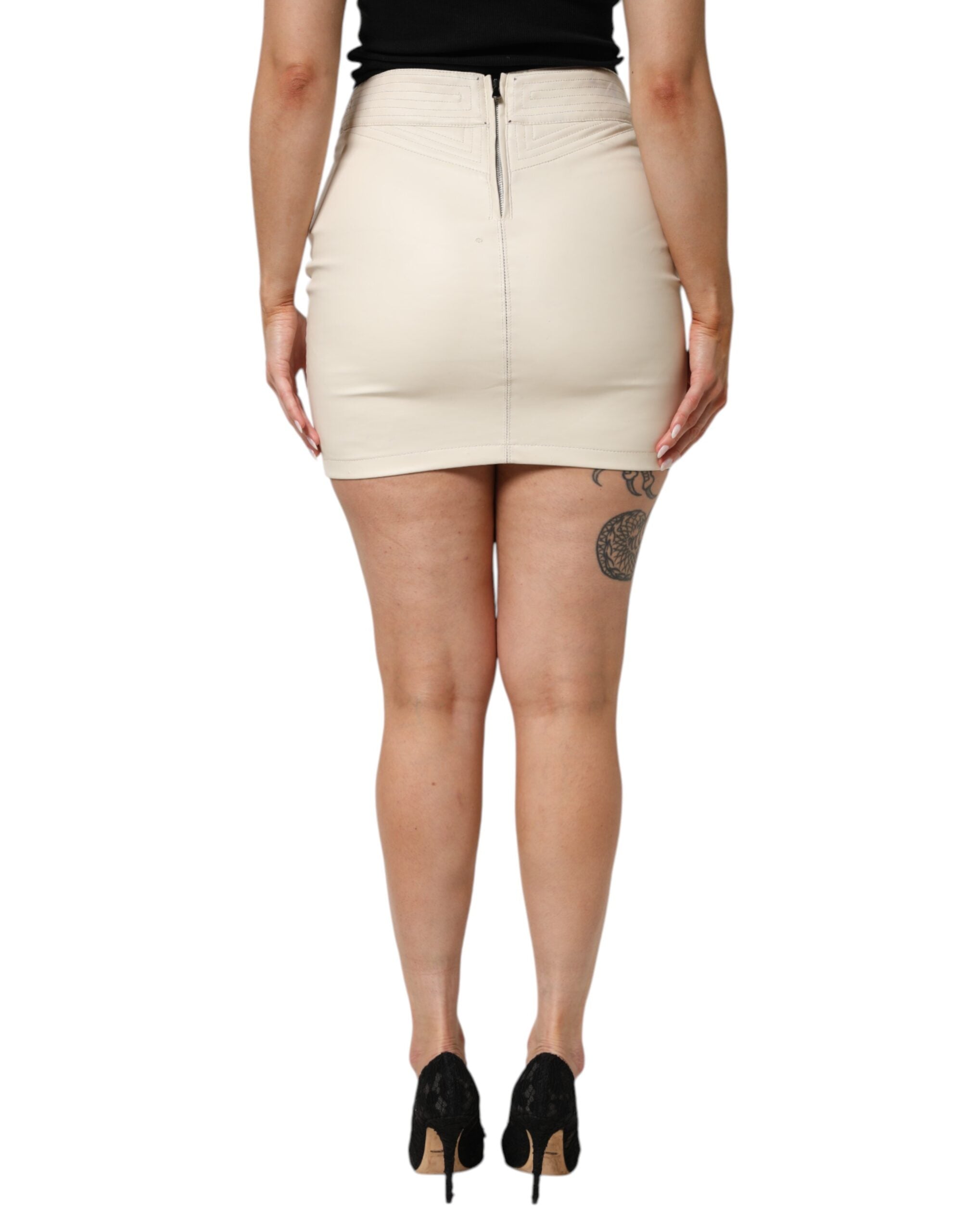 Beige quiltad minikjol med hög midja i konstläder