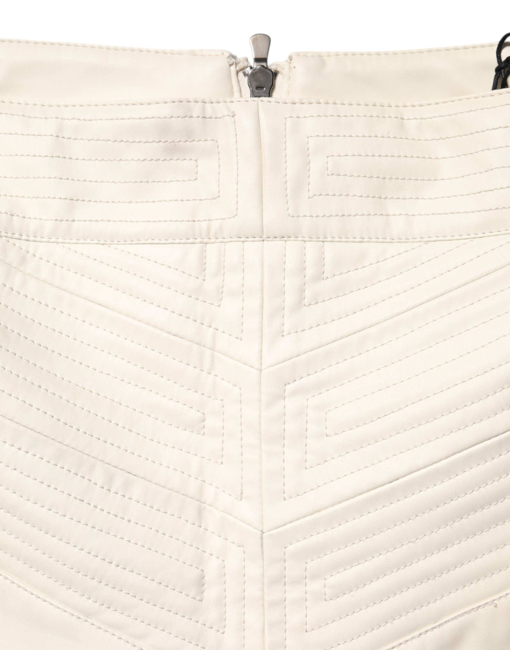 Beige quiltad minikjol med hög midja i konstläder