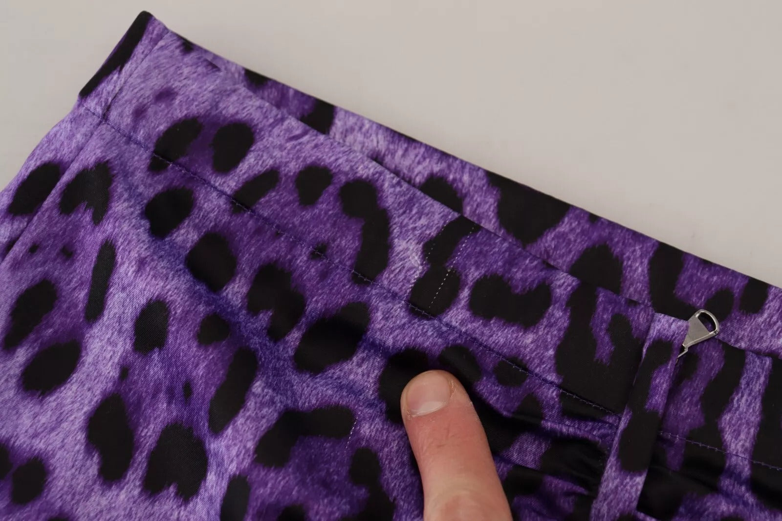 Lila leopardmönstrad pennkjol