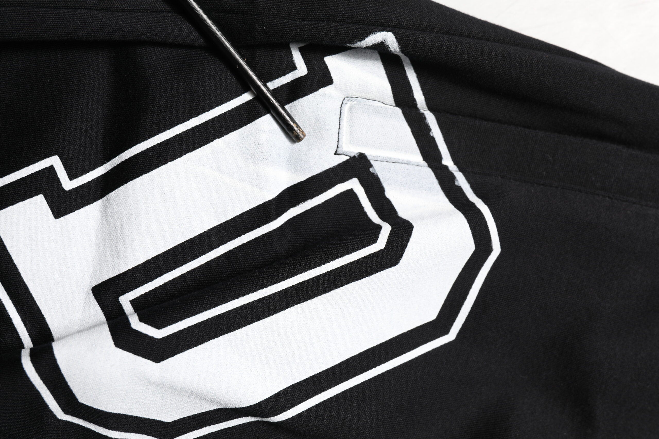 Svarta, logotyptryckta bomullsbermudashorts för casualbruk