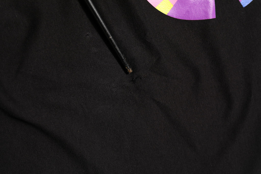 Svart t-shirt med rund hals och logotyptryck i bomull