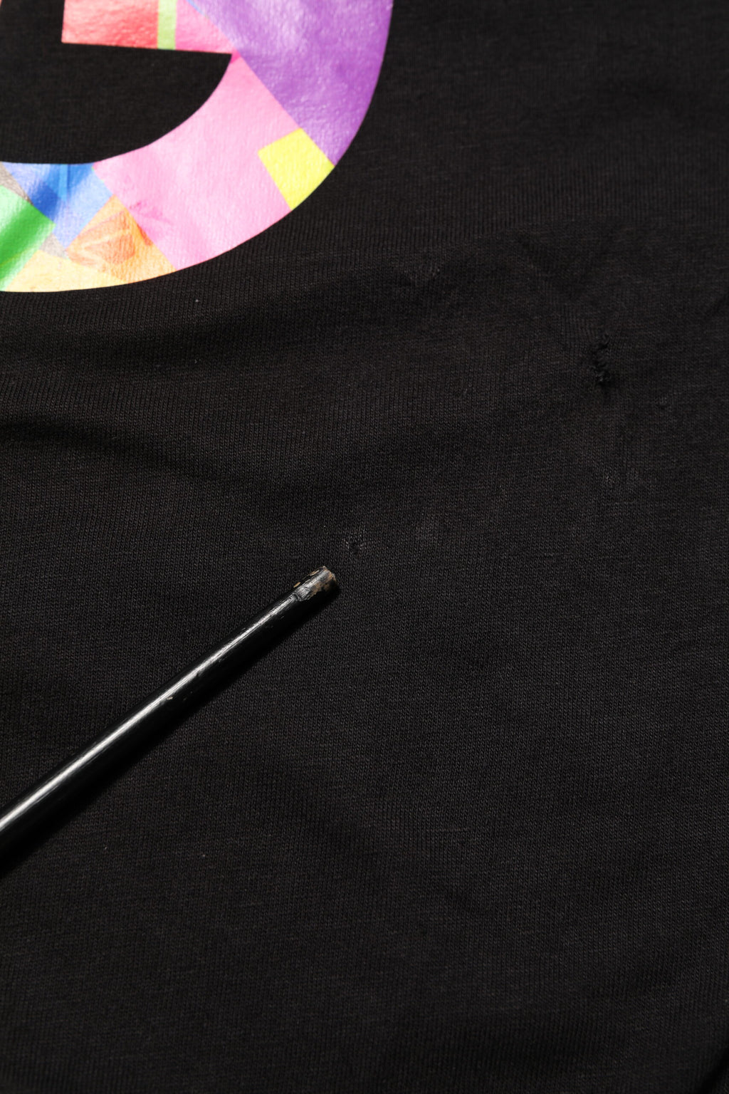 Svart t-shirt med rund hals och logotyptryck i bomull