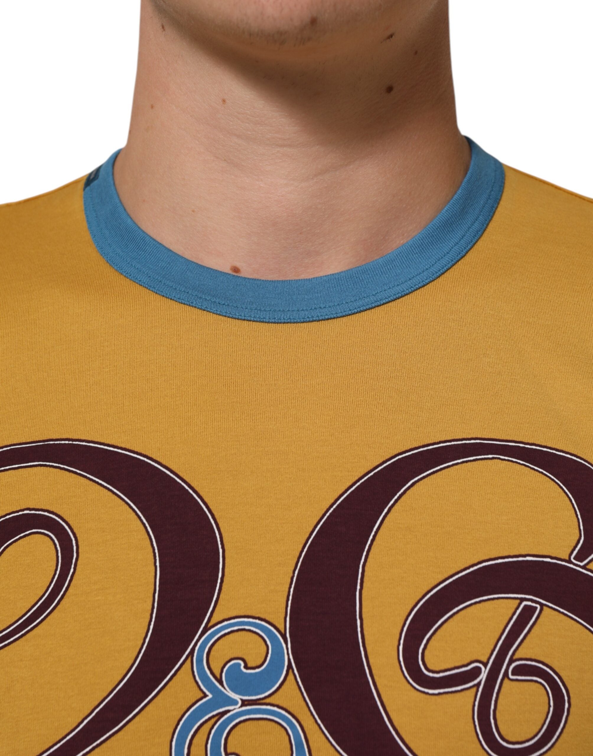 Gul logo t-skjorte med rund hals og korte ermer