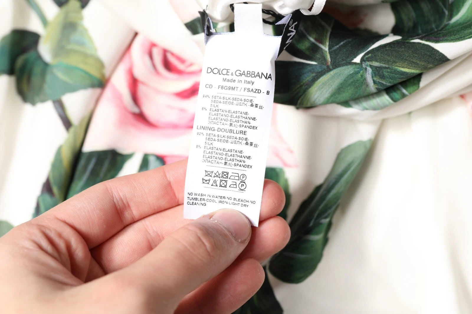 Vit blommig sidenklänning med en axel