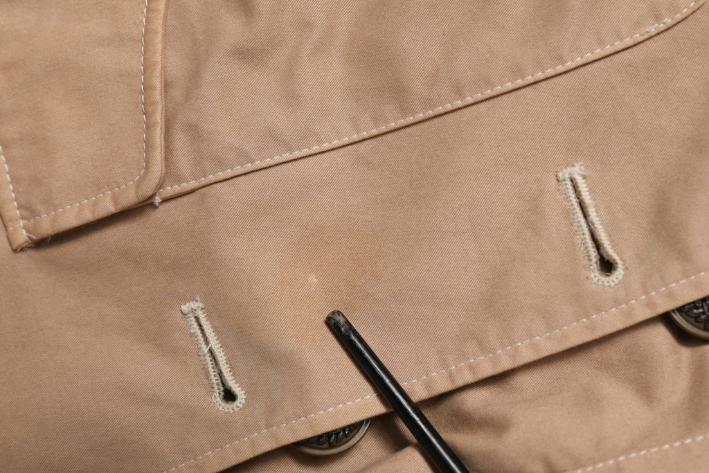 Beige bomullsjakke med knapper og tettsittende passform