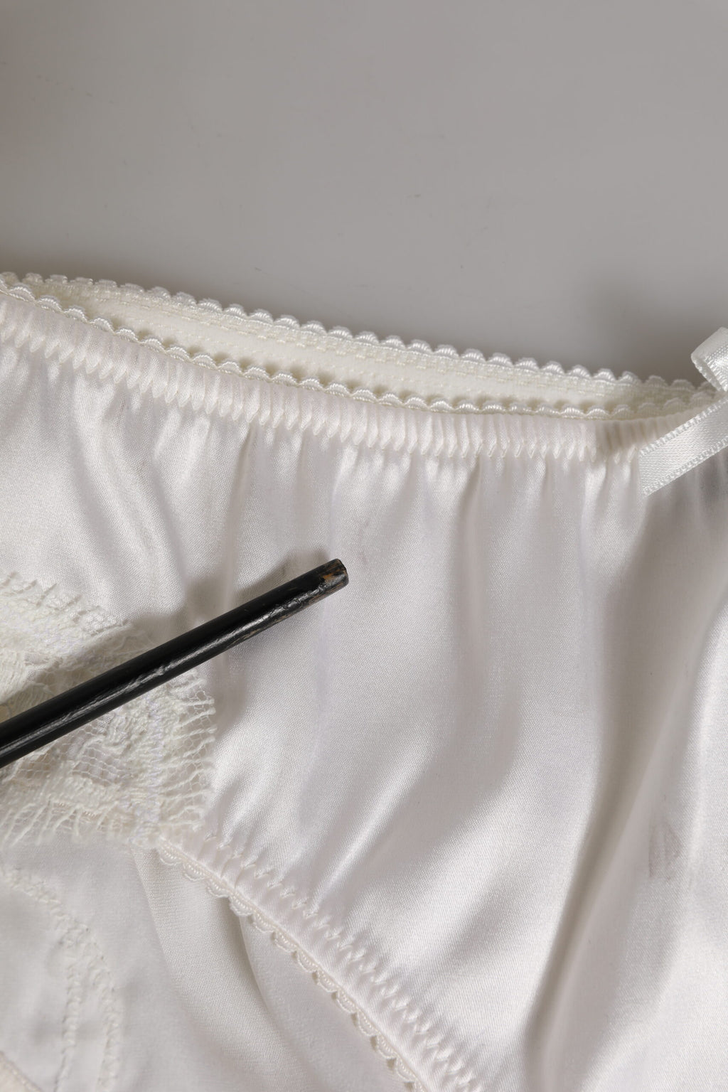 Vita siden-satin blommiga spets trosor underkläder