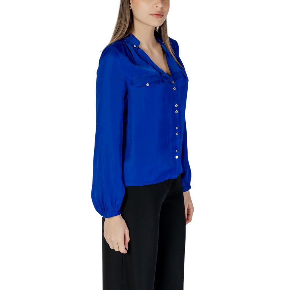 Blå blus i återvunnen polyester