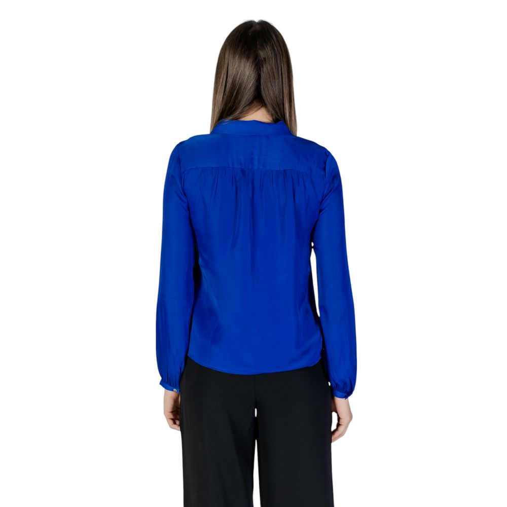 Blå blus i återvunnen polyester